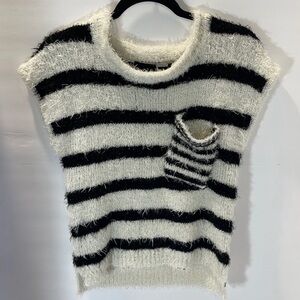 NWT DAY Trip Short Sleeve Black & White
Eyelash Sweater Xsmall